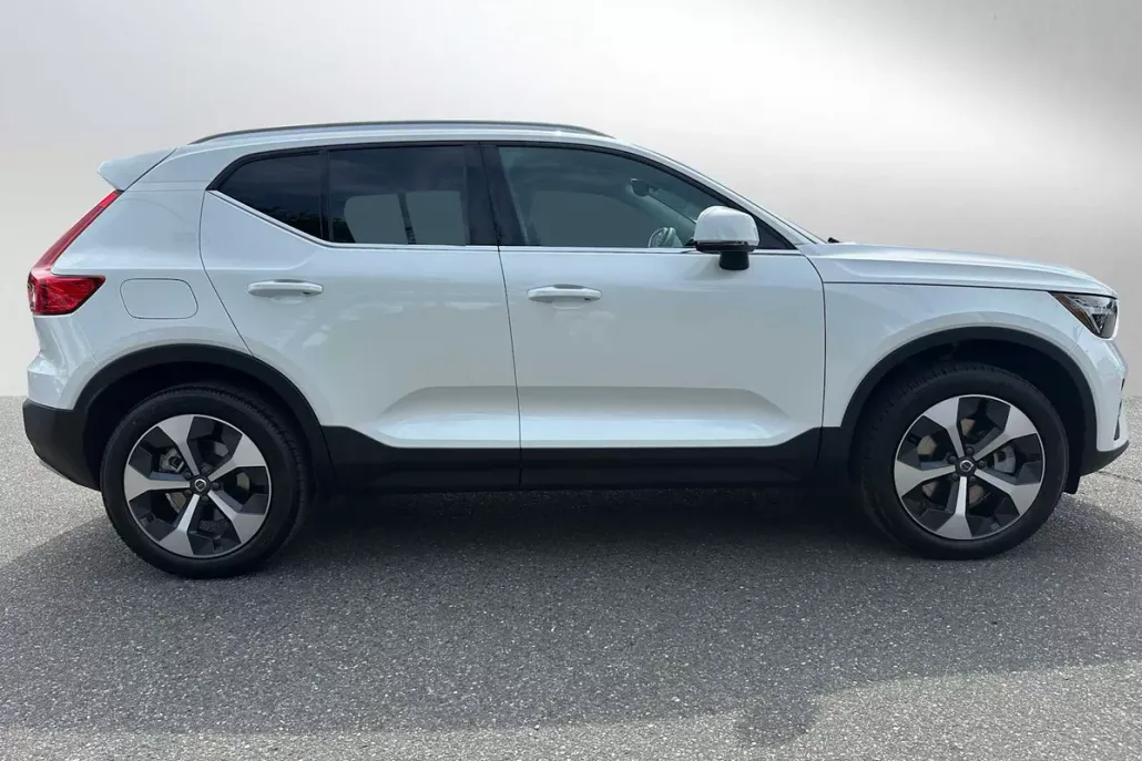 2025 Volvo XC40 Core photo 1
