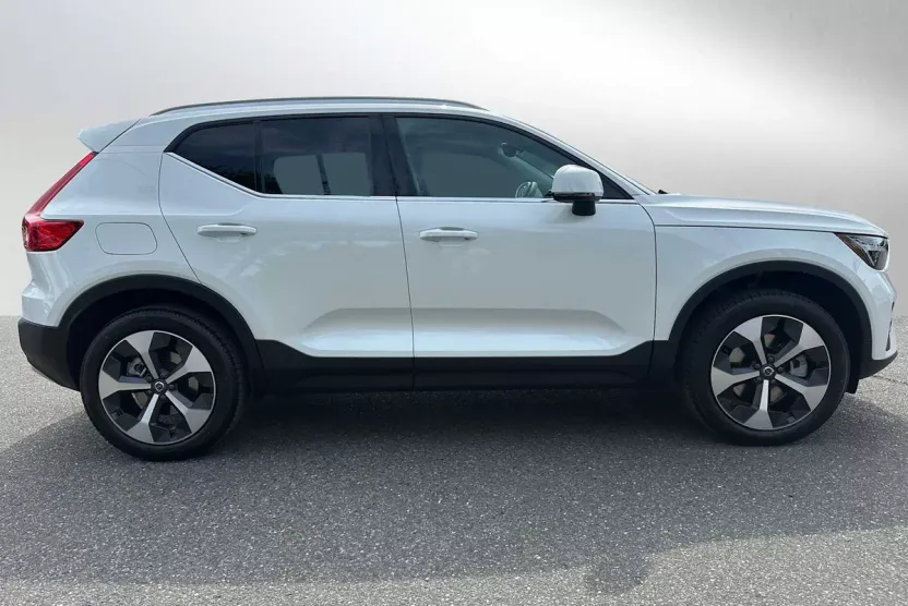 2025 Volvo XC40 Core photo 1