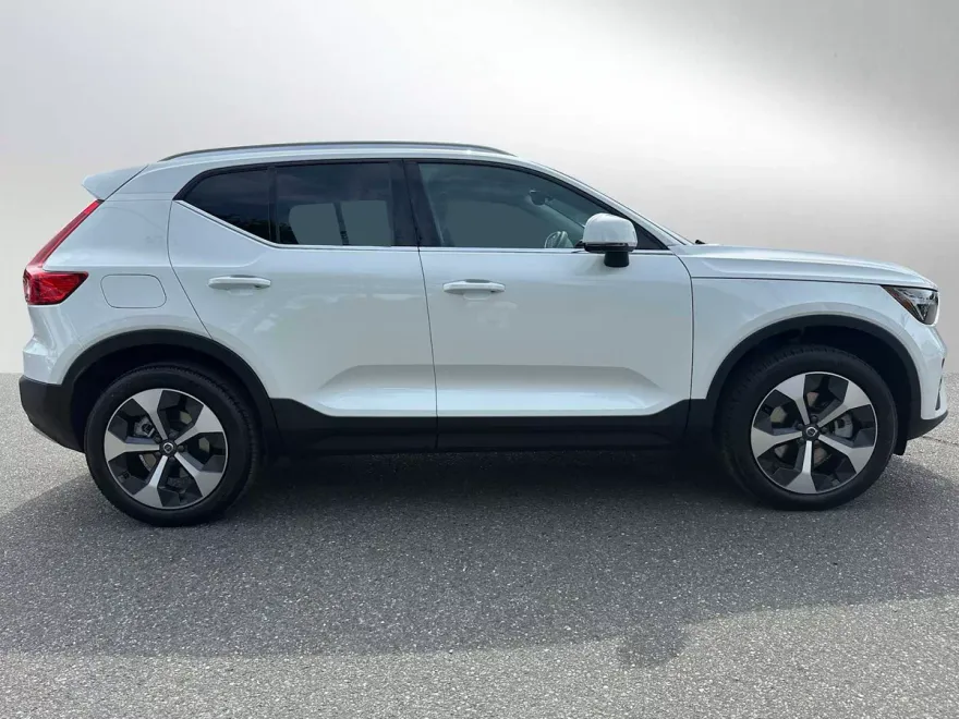 2025 Volvo XC40 Core photo 1