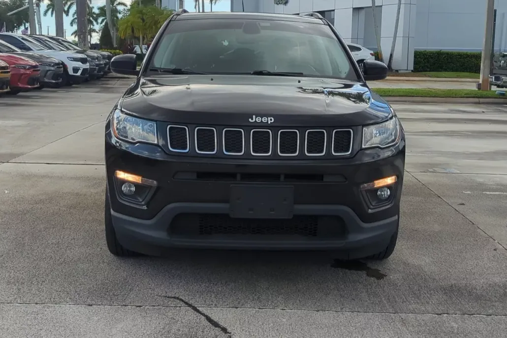 2020 Jeep Compass Latitude Sport photo 1