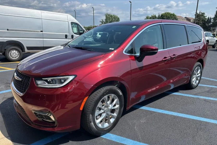 2023 Chrysler Pacifica Touring L photo 1