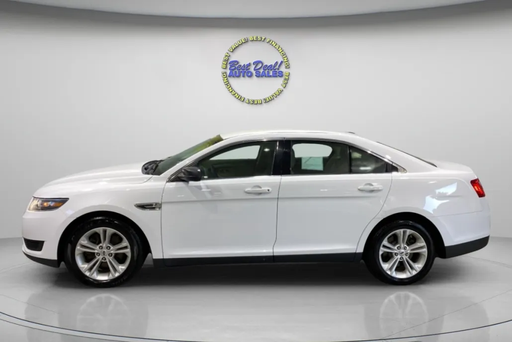 2016 Ford Taurus SE photo 1