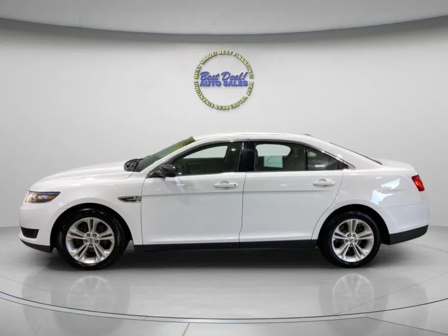 2016 Ford Taurus SE photo 1