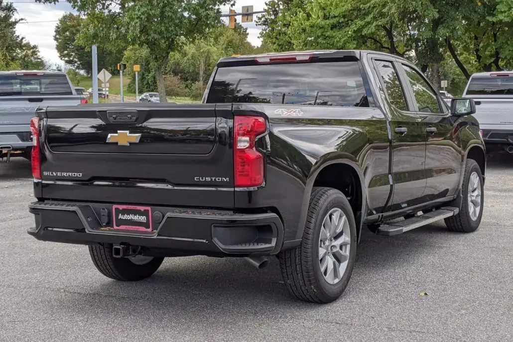 2025 Chevrolet Silverado 1500 Custom photo 1