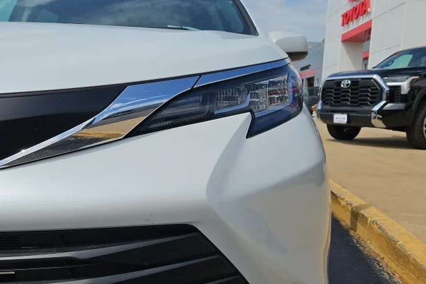 2023 Toyota Sienna XLE photo 1