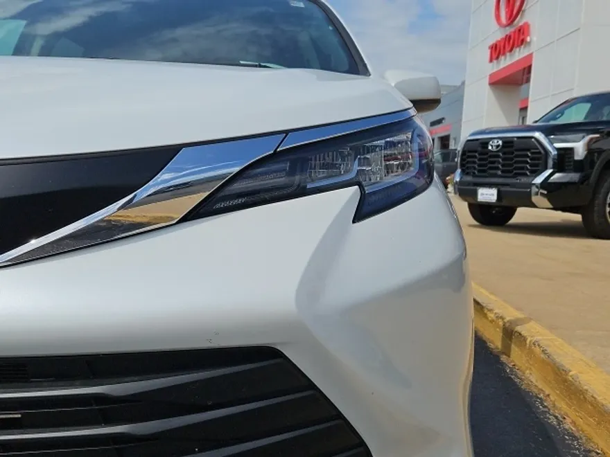 2023 Toyota Sienna XLE photo 1