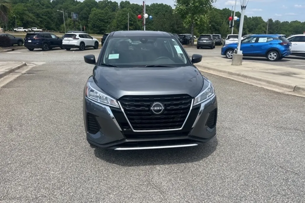 2025 Nissan Kicks Play S photo 1