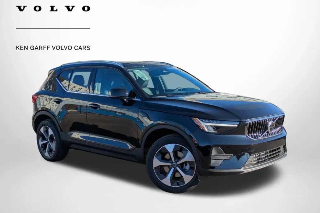 2025 Volvo XC40 Core photo 1