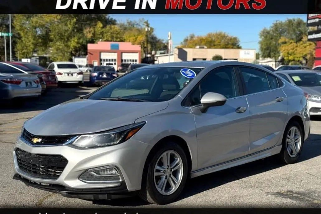 2016 Chevrolet Cruze LT photo 1