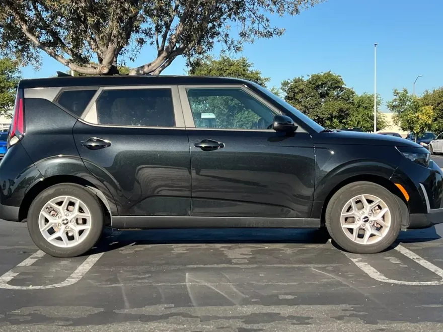 2023 Kia Soul LX photo 1