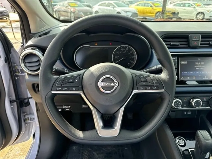 2025 Nissan Versa 1.6 SV photo 12