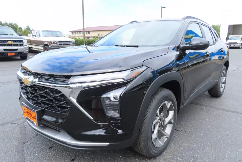 2025 Chevrolet Trax LT photo 1