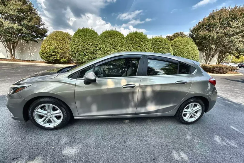 2017 Chevrolet Cruze LT photo 1