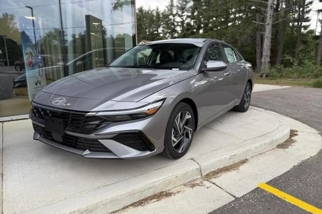2025 Hyundai Elantra Limited photo 1