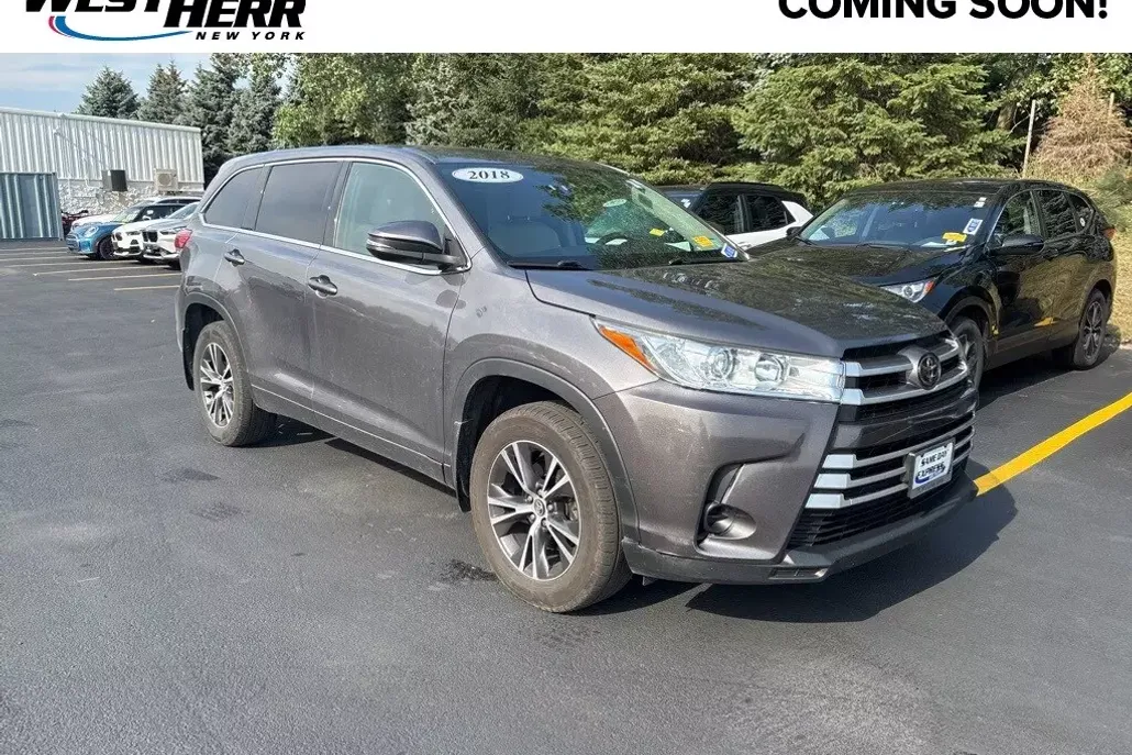 2018 Toyota Highlander LE photo 1