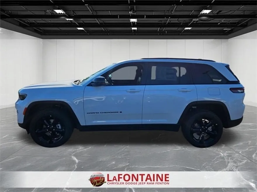2025 Jeep Grand Cherokee Altitude photo 2