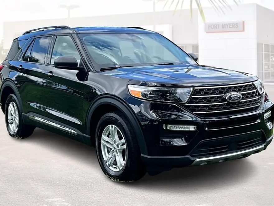 2023 Ford Explorer XLT photo 1