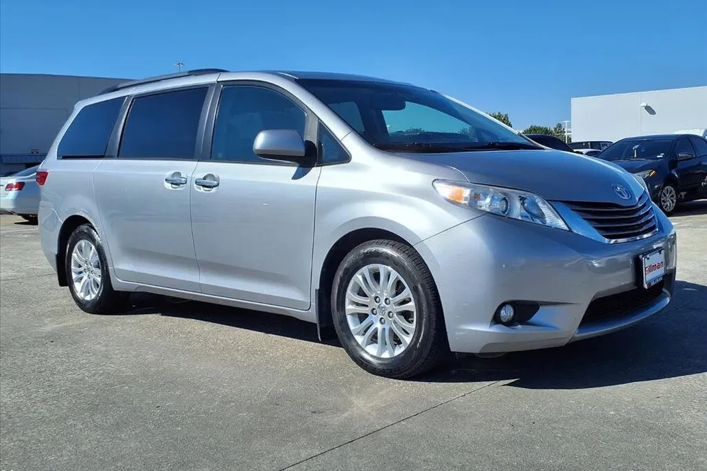 2016 Toyota Sienna XLE photo 1