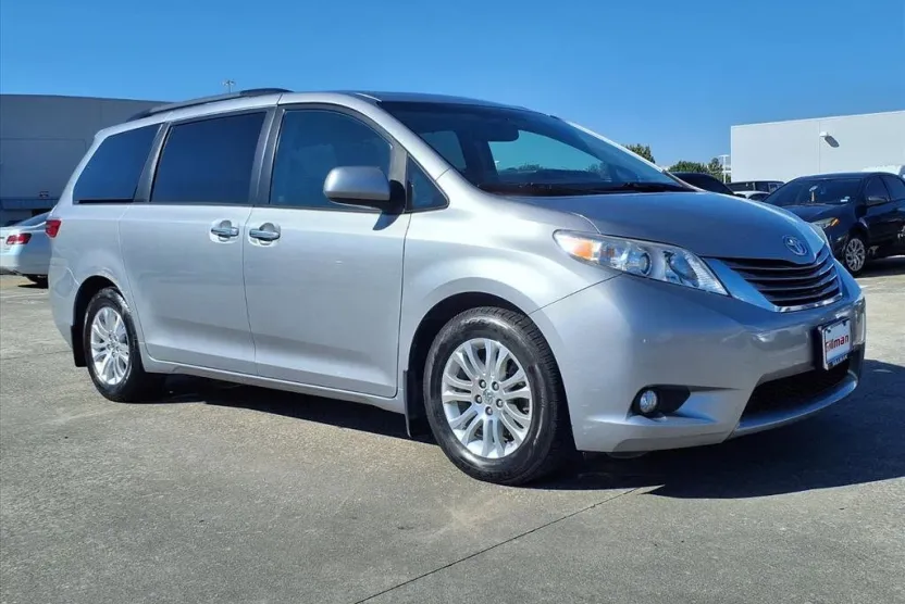 2016 Toyota Sienna XLE photo 1