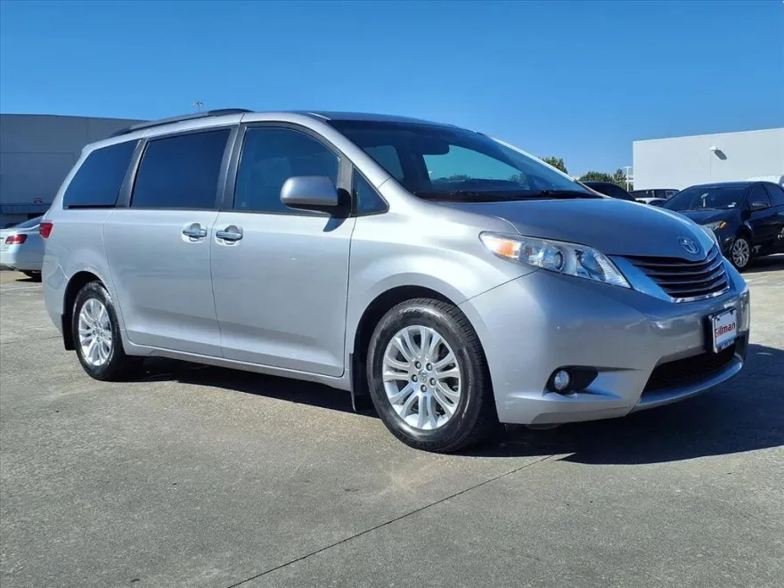 2016 Toyota Sienna XLE photo 1