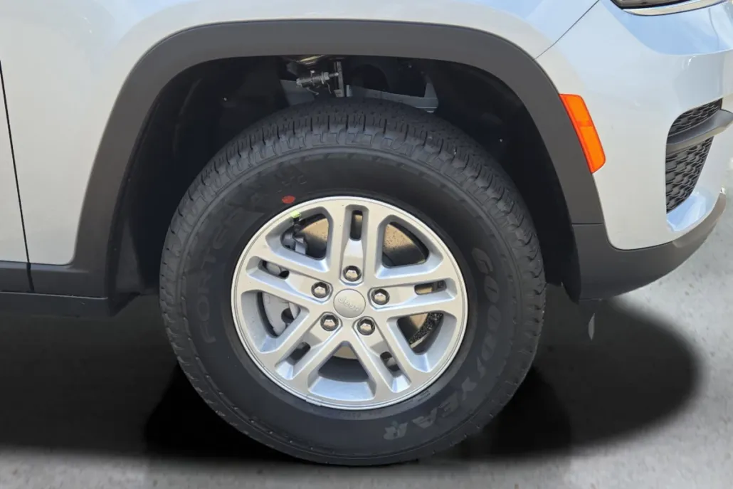 2025 Jeep Grand Cherokee Laredo photo 1