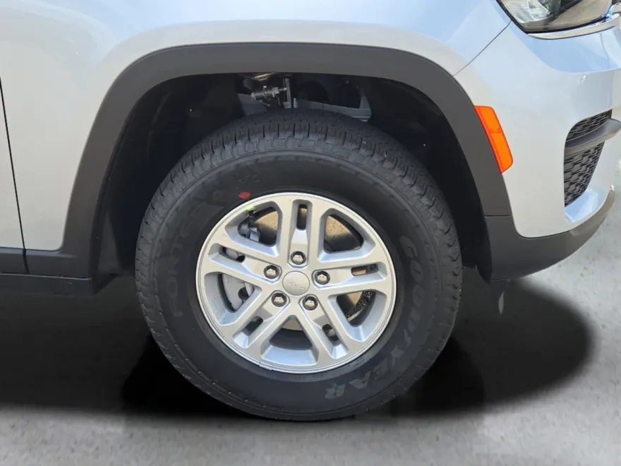 2025 Jeep Grand Cherokee Laredo photo 1