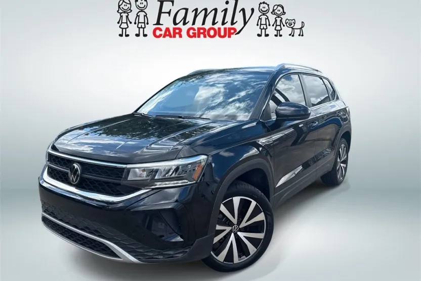 2024 Volkswagen Taos SE photo 1