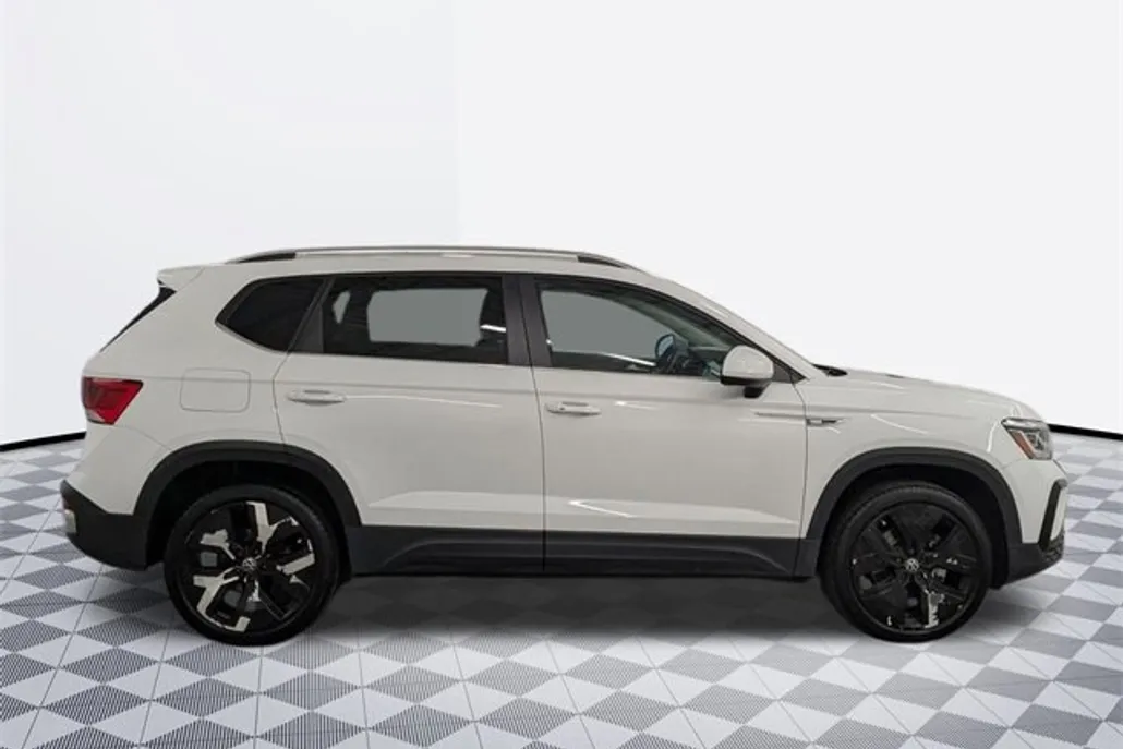 2022 Volkswagen Taos SEL photo 1