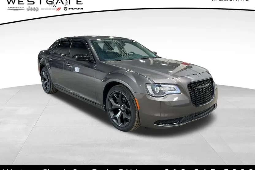 2021 Chrysler 300 Touring photo 1