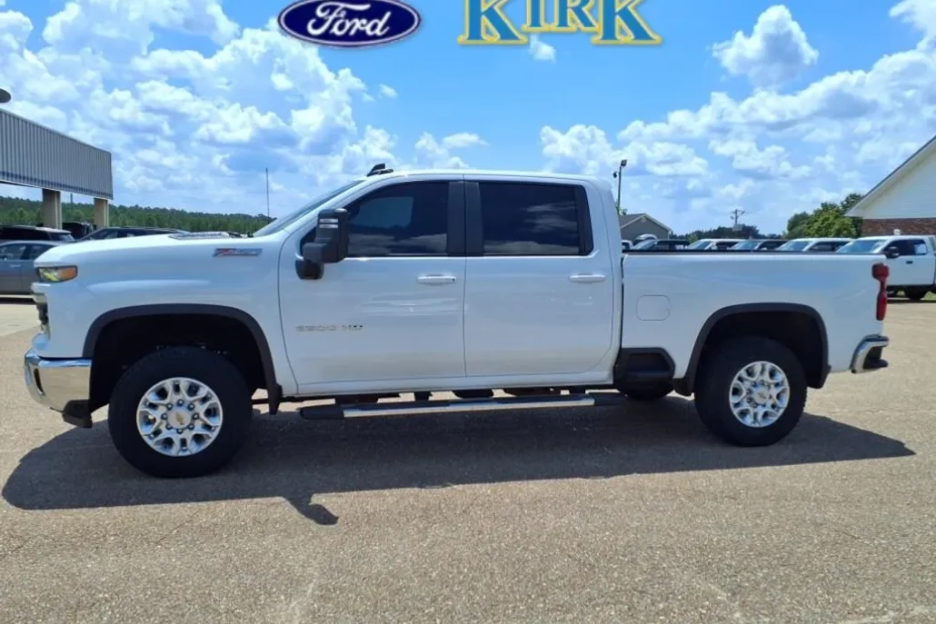 2024 Chevrolet Silverado LT photo 1