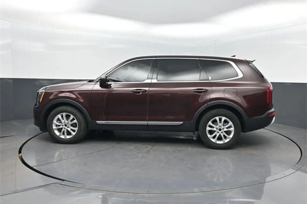 2022 Kia Telluride LX photo 1