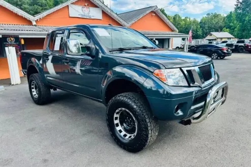 2013 Nissan Frontier SV photo 2