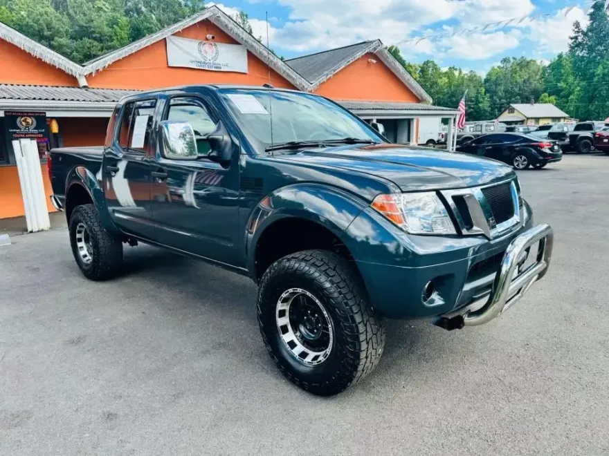 2013 Nissan Frontier SV photo 2