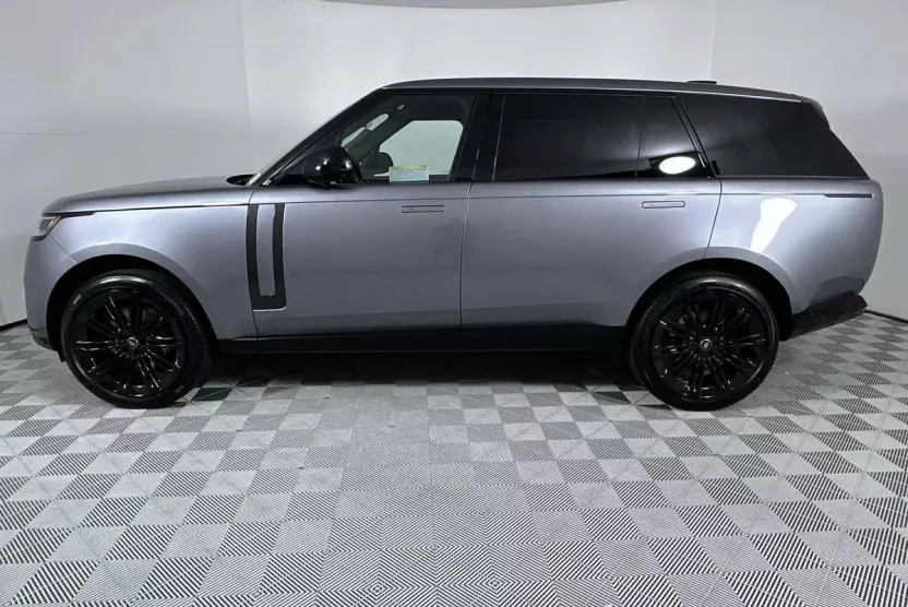 2025 Land Rover Range Rover SE photo 1