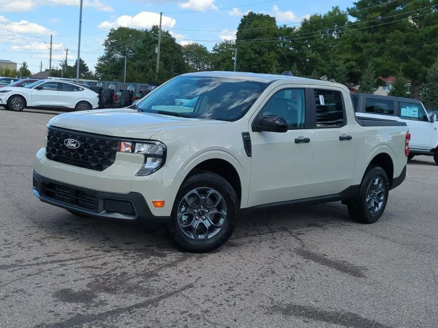 2025 Ford Maverick XLT photo 1