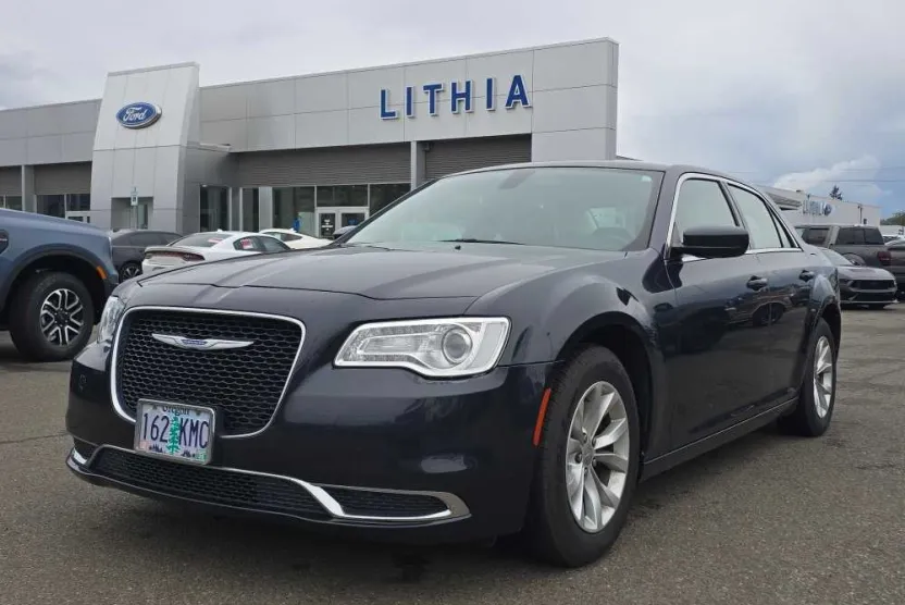 2018 Chrysler 300 Touring photo 1