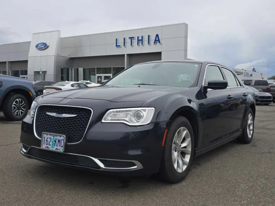 2018 Chrysler 300 Touring photo 1