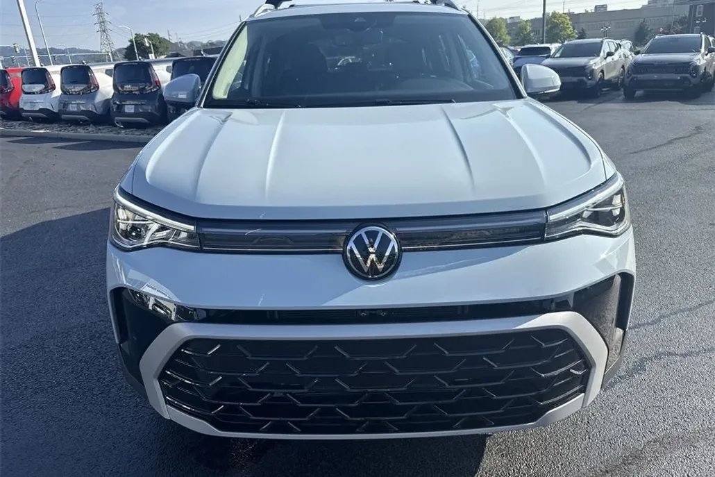 2025 Volkswagen Taos SEL photo 1