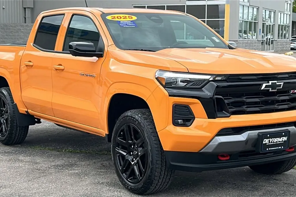 2025 Chevrolet Colorado Z71 photo 1