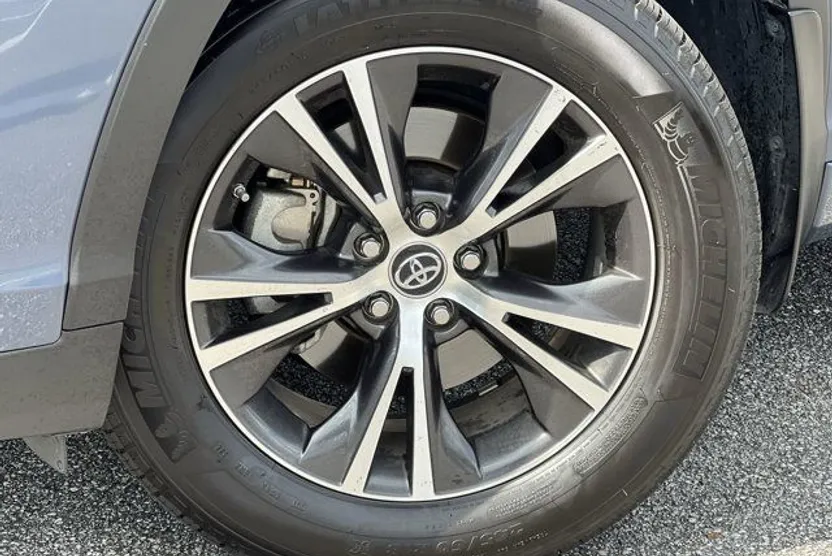 2018 Toyota Highlander LE photo 1