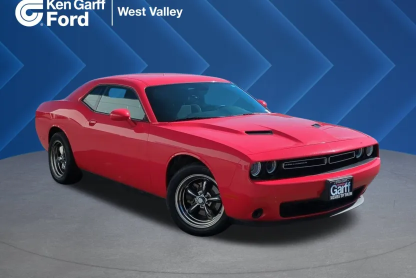 2016 Dodge Challenger SXT photo 1