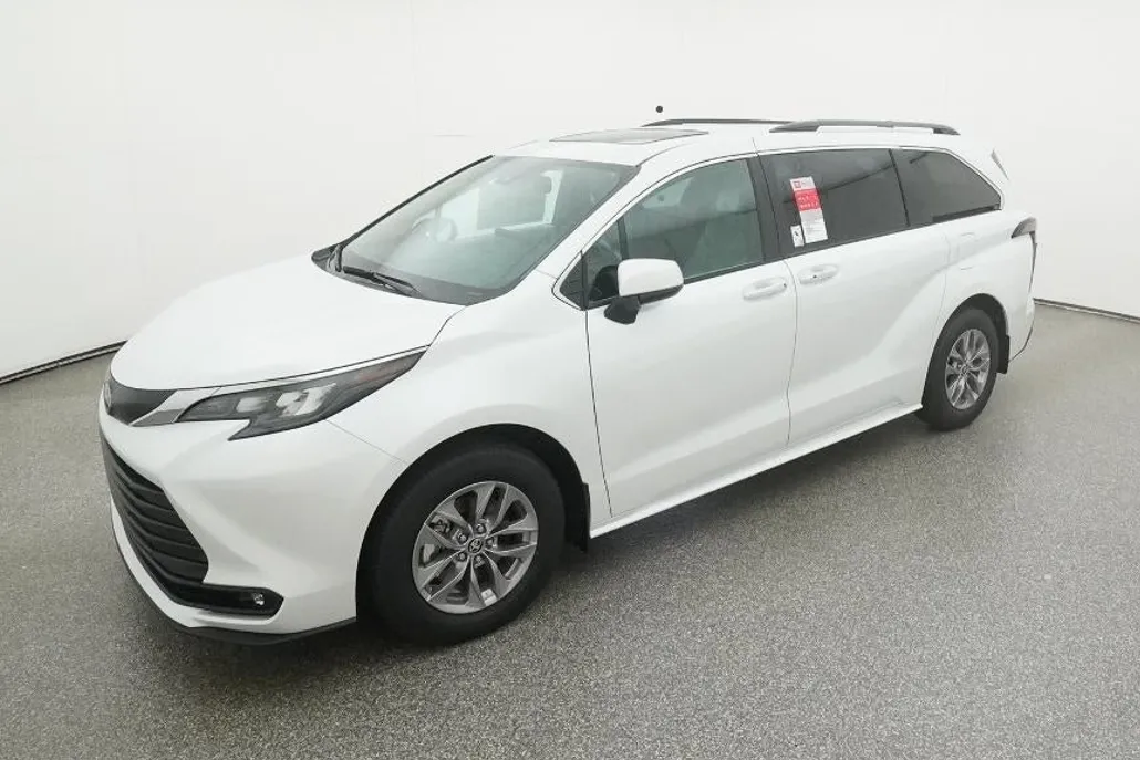 2025 Toyota Sienna XLE photo 1