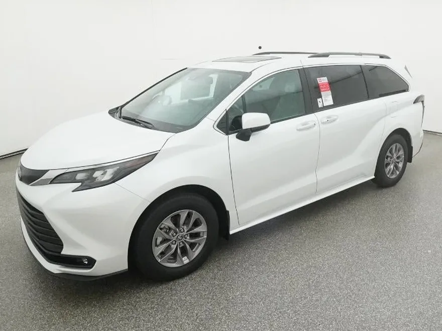 2025 Toyota Sienna XLE photo 1