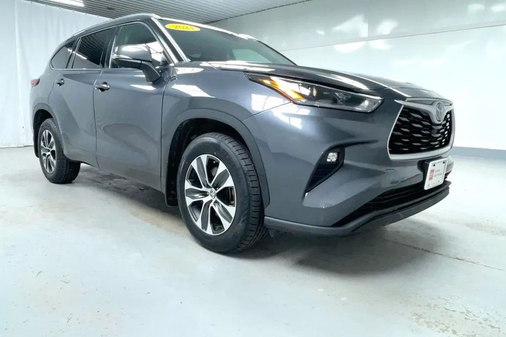 2021 Toyota Highlander XLE photo 1
