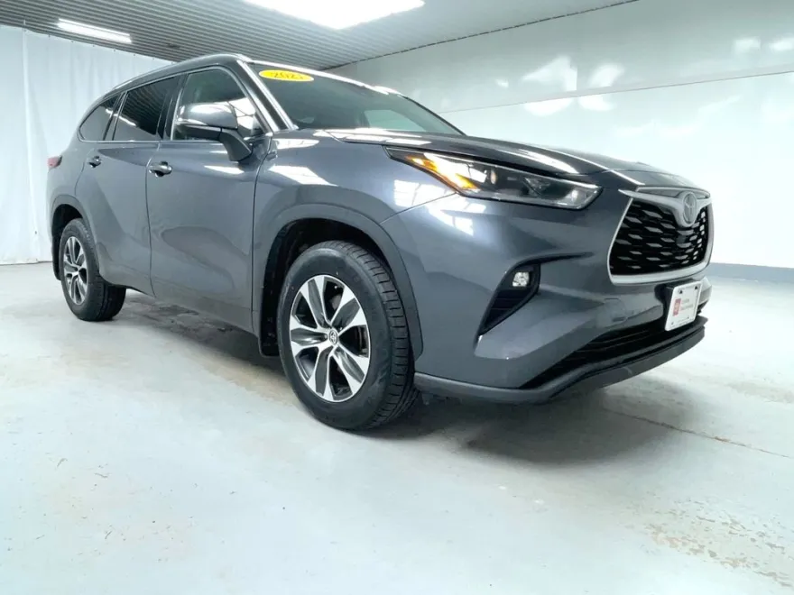 2021 Toyota Highlander XLE photo 1