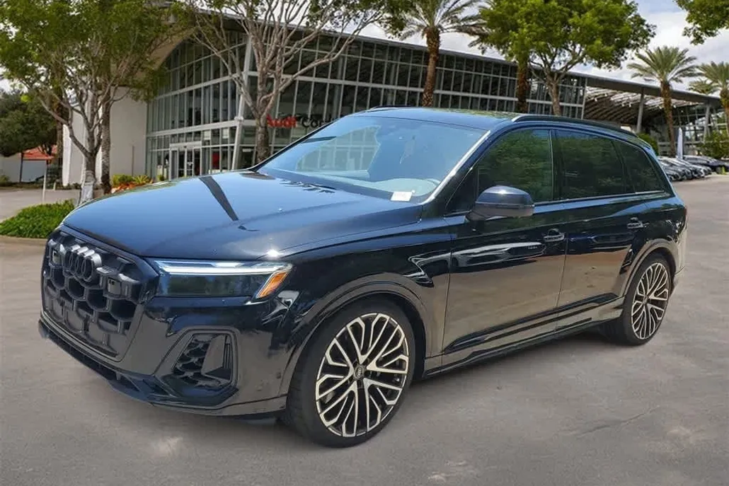 2025 Audi SQ7 Premium Plus photo 1