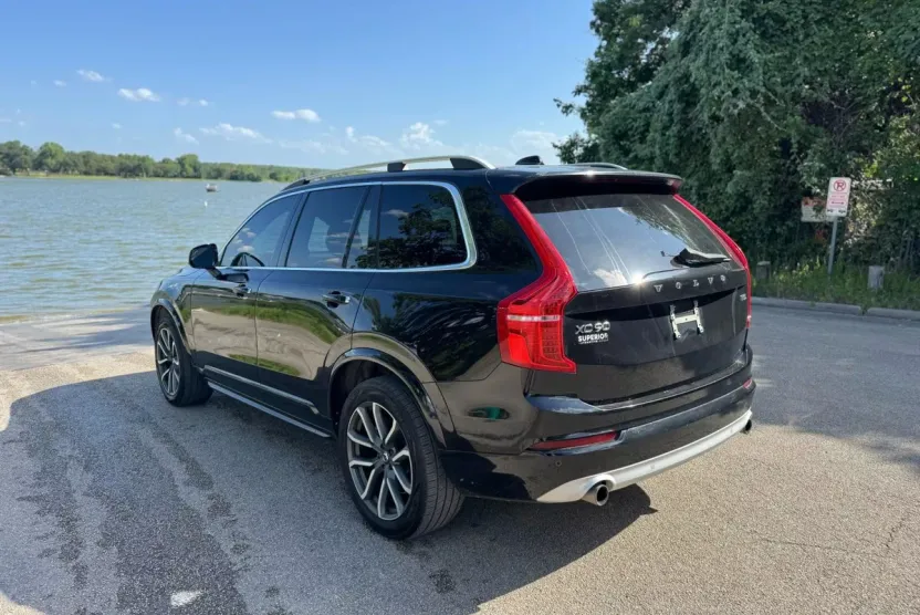 2018 Volvo XC90 T5 Momentum Sport photo 1