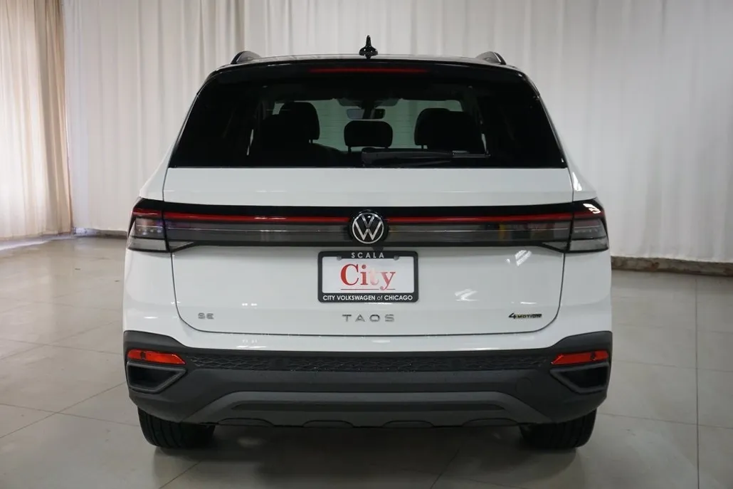 2025 Volkswagen Taos SE photo 1