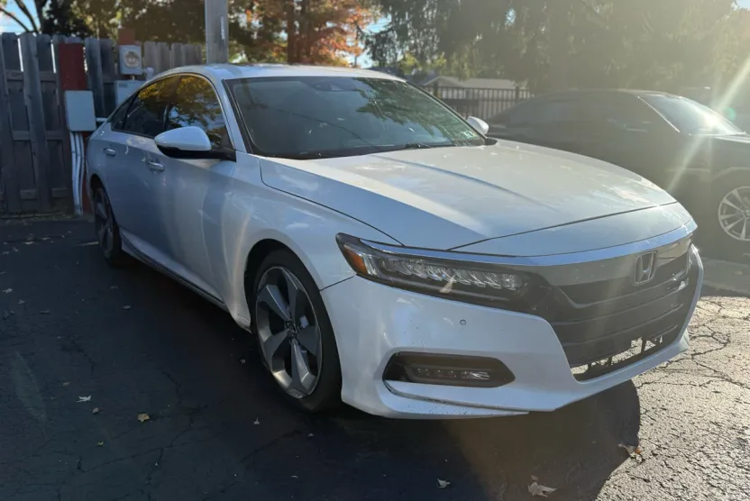 2018 Honda Accord Touring photo 1