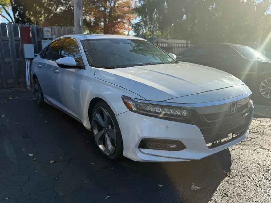 2018 Honda Accord Touring photo 1